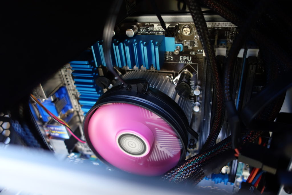 自作PCの内部を撮影した写真。 写真中央にはCPUクーラーのCooler Master X Dream i117が写っており、その赤紫色のファンが高速に回転している様子が分かる。