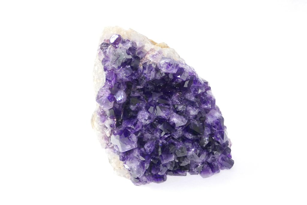 紫水晶の結晶の塊を撮影した写真。