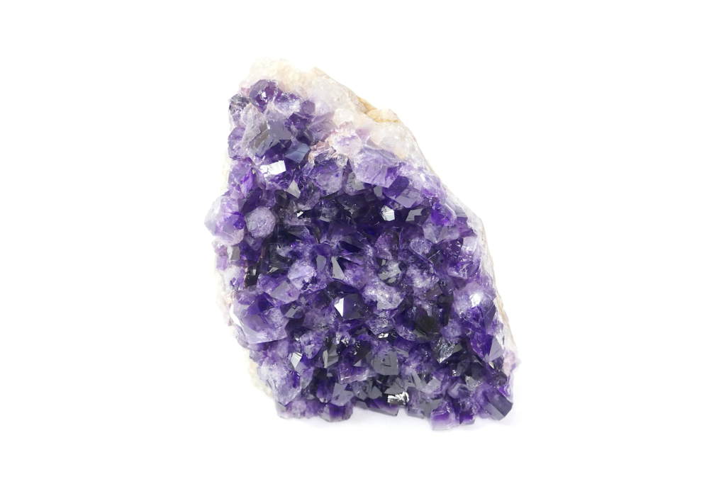 紫水晶の結晶の塊を撮影した写真。