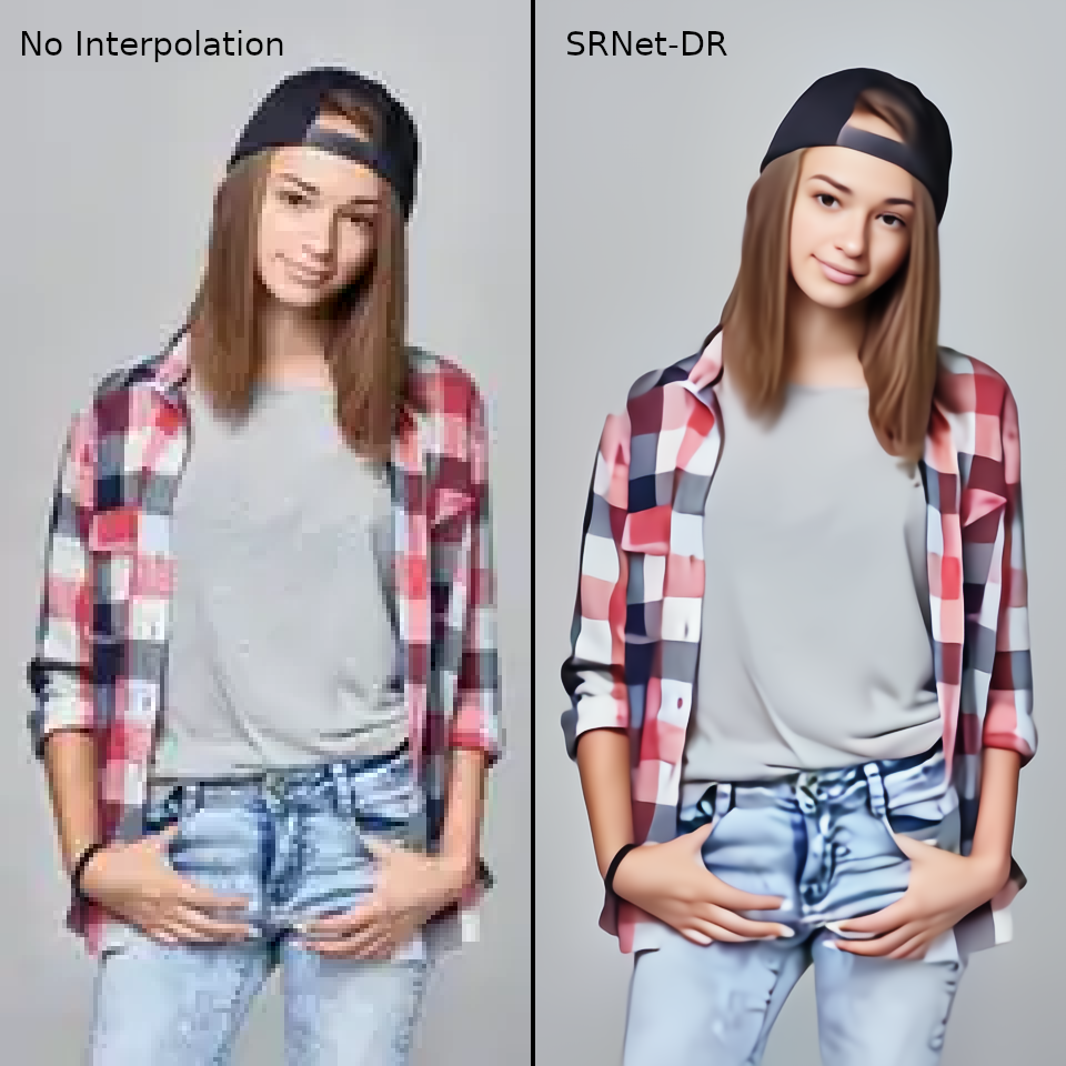 無補間の4倍拡大とSRNet-DRによる超解像復元との比較画像。 左右に同じ画像を拡大したものが配置されており、左半分が無補間で右半分がSRNet-DRである。 ジーンズ パンツを履いた若いモデルの女子が微笑んでいる。