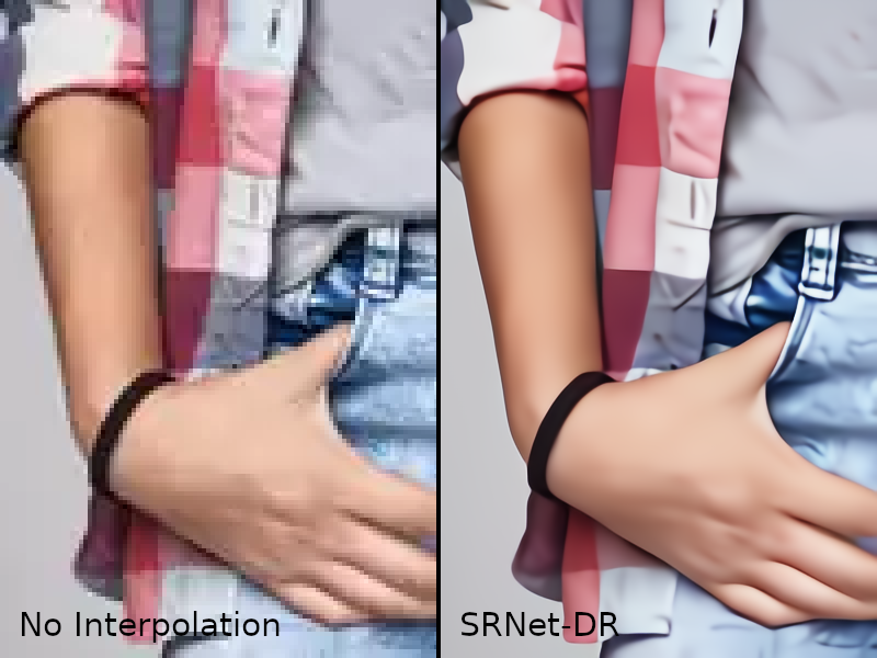 無補間の4倍拡大とSRNet-DRによる超解像復元との比較画像。 左右に同じ画像を拡大したものが配置されており、左半分が無補間で右半分がSRNet-DRである。 ジーンズ パンツのポケットに親指を掛けた手が写っている。