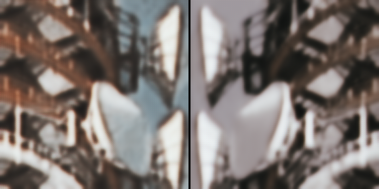暈けたアンテナ鉄塔の画像。 左右に鏡像関係の画像が並んでいる。 左は色がやや濃く、コントラストがやや強い。 右は彩度とコントラストが低く暈けもやや強い。