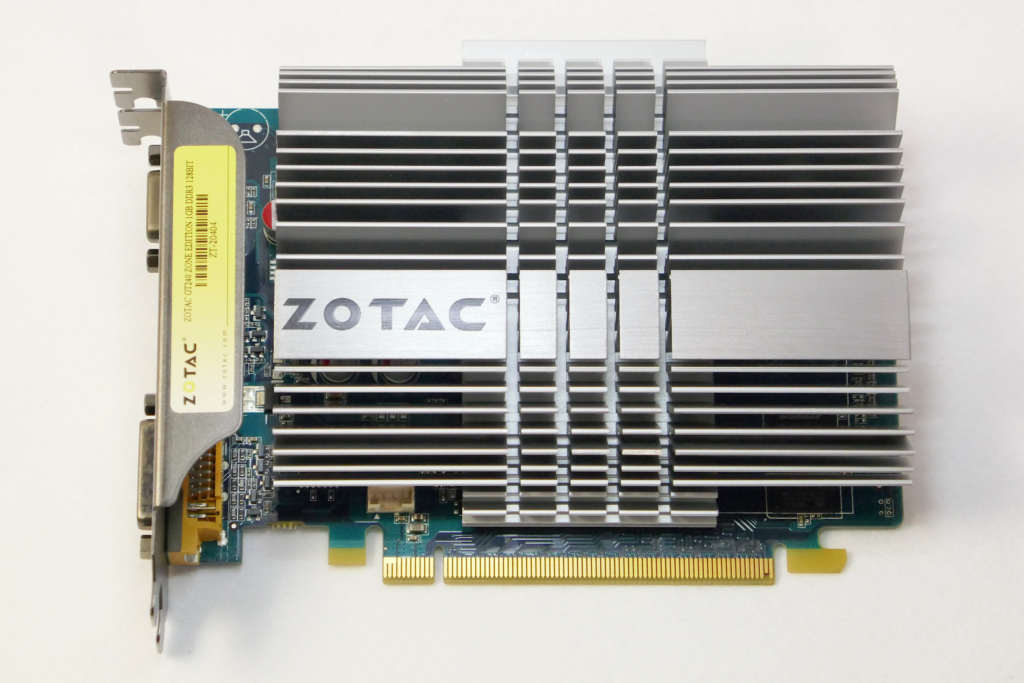 ファンレス ヴィデオ カードのZOTAC GeForce GT 240 1GB ZONE Editionを正面上方から撮影した写真。 美しいアルミニウム製の分厚いフィンの大型ヒート シンクが搭載されている。