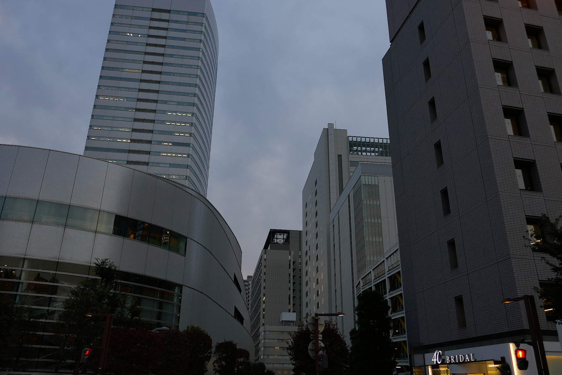 埼玉県さいたま市大宮駅近辺の都市の風景写真。 仄暗い夕暮れ時の高層ビルディングが写っている。