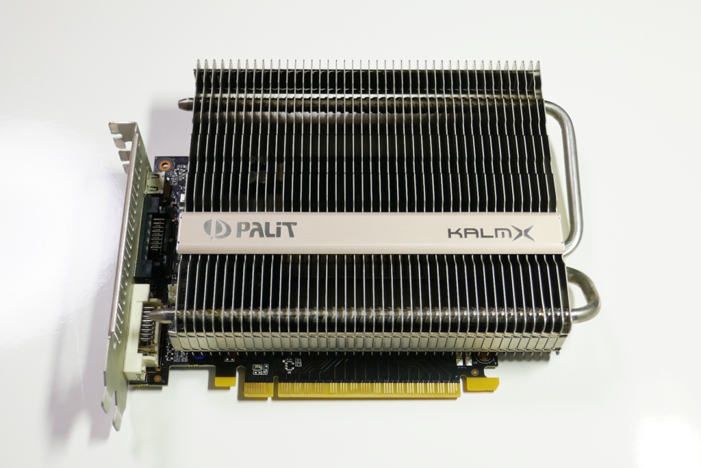 ファンレス グラフィクス カードのPalit GeForce GTX 750 KalmXを正面上方から撮影した写真。 多数の放熱フィンが規則正しく並んだ大型ヒート シンクが搭載されている。