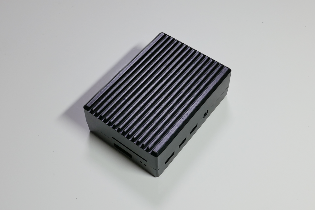 Raspberry Pi 4 Model Bを収めた黒色のアルミニウム製ケースを撮影した写真。