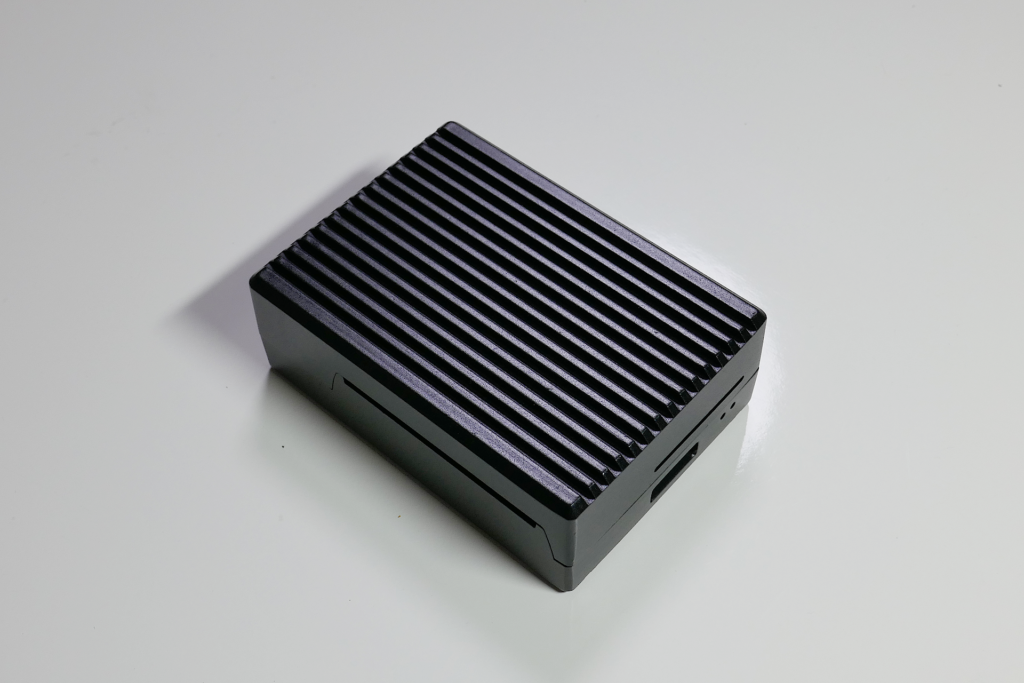 Raspberry Pi 4 Model Bを収めた黒色のアルミニウム製ケースを撮影した写真。