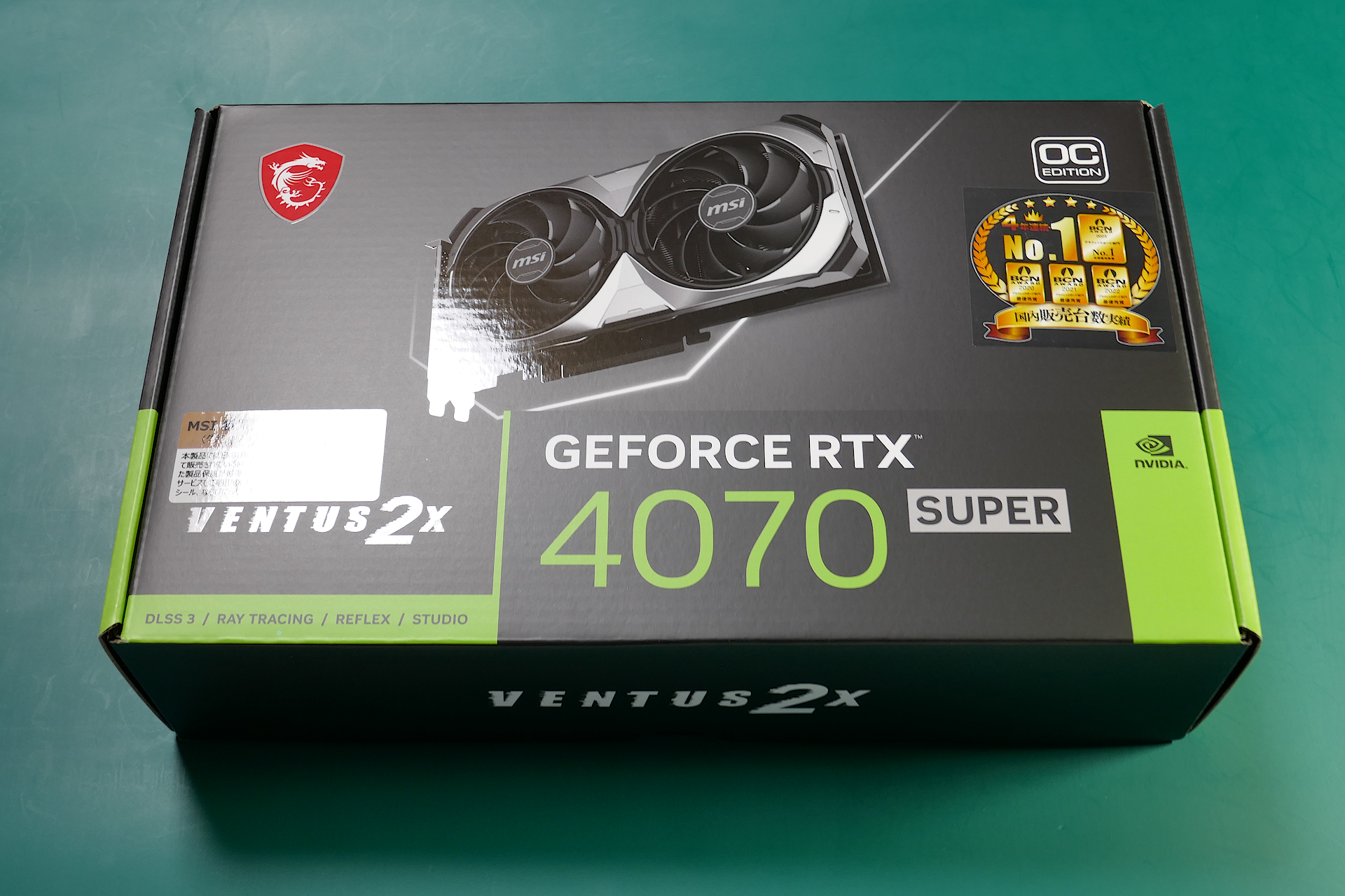 MSI GeForce RTX 4070 SUPER 12G VENTUS 2X OCグラフィクス カードの箱を撮影した写真。