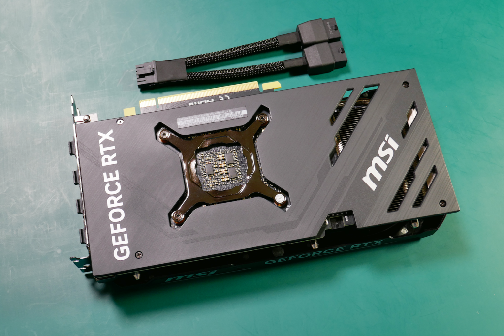 MSI GeForce RTX 4070 SUPER 12G VENTUS 2X OCグラフィクス カードの裏面を撮影した写真。黒色の保護板が付いている。